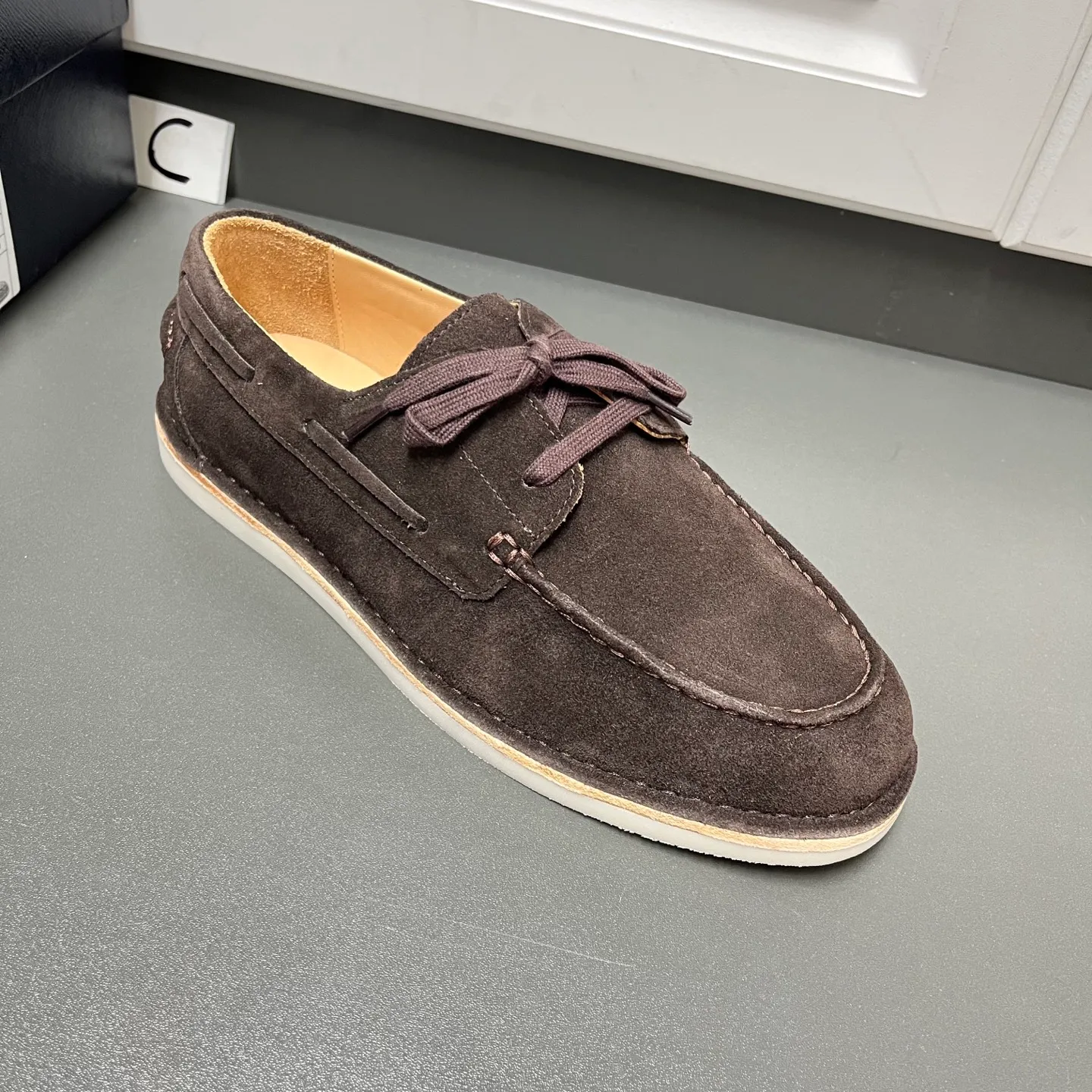 💰840 Prada men's new lace-up leather loafers. Made of flocked two-layer cow leather, these shoes combine classic design with handmade details, blending sophistication with casual comfort. Designed in a lace-up style, with open-stitched seams on the skirt, 1.5cm white rubber soles with leather welts, dyed calfskin lining, and silver-labeled cowhide feet, the style is simple and elegant. C leather shoe size: 39/40/41/42/43/44 coffee color original box packaging + dust bag